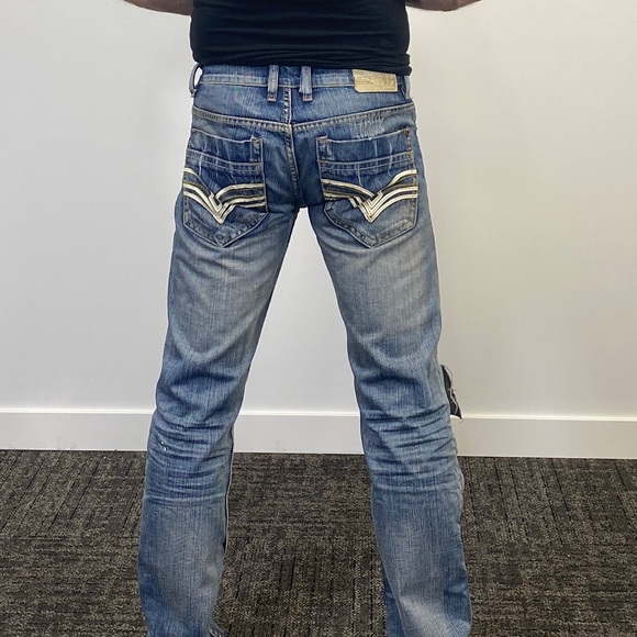 Cool jeans with a ripped knee that has spread - Picture 3 of 3